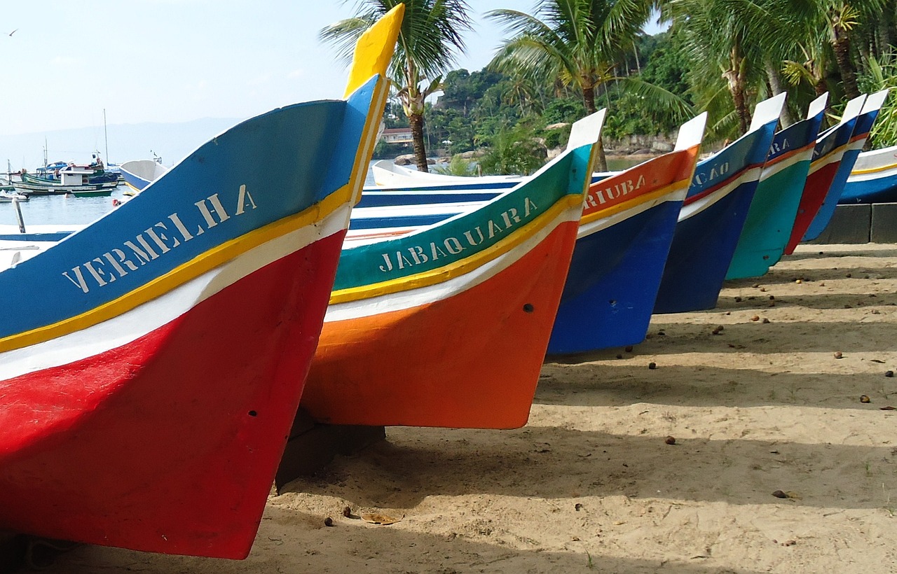 Bateaux caiçaras plage brésil